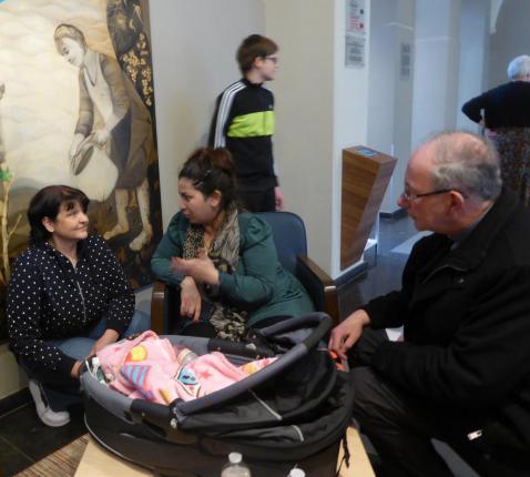 Hulpbisschop Koen Vanhoutte op bezoek in het Huis van Maria in Scherpenheuvel dat 60 vluchtelingen opvangt.  