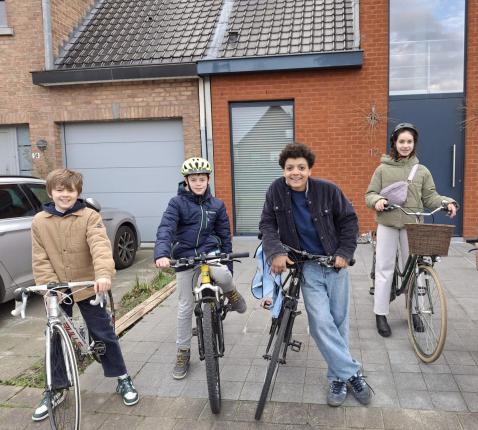 Vormelingen staan klaar om de enveloppes te bussen © Nico Decoutere