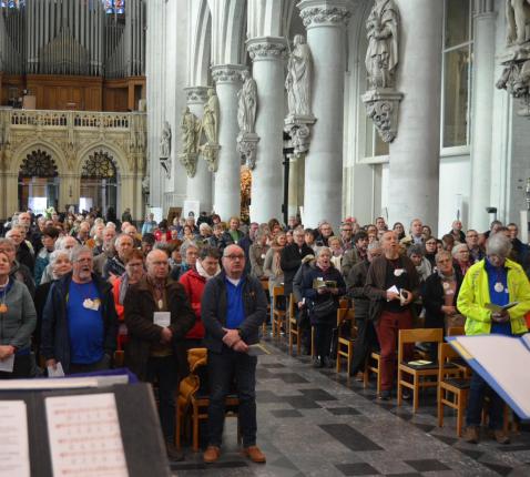 De pelgrimszegen van het Compostelagenootschap in de Sint-Romboutskathedraal  © Vlaams Compostelagenootschap/Mariëlle Nelissen