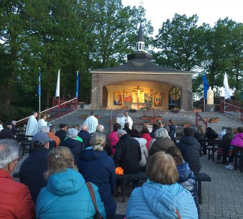kaarsenprocessie rosarium © bedevaartsoord