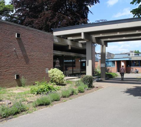 Zicht op kerk Sint-Jan Berchmans borsbeek 