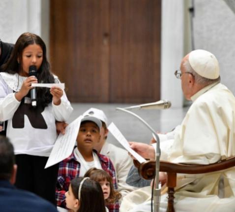 Maakt u zich zorgen over het milieu?, vraagt Susai uit Samoa en Tonga. © Vatican Media