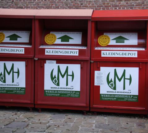 kledingbakken WMH aan de Jozef Wautersstraat © Mia Verbanck