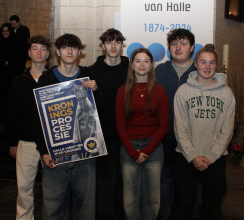 Leerlingen van het vijfde jaar grafische media uit de Don Bosco school. Jarne De Broyer (tweede van links) ontwierp de affiche. © Gilles Vandroogenbroeck