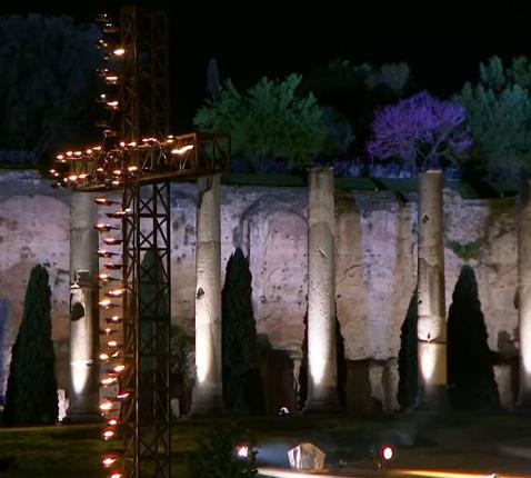 De kruisweg in het Colosseum van vrijdagavond © Vatican Media