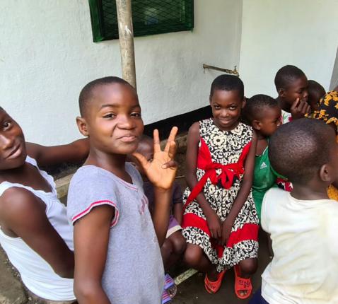 De glimlach verschijnt op de kinderen in Centre Bakhita in Kameroen © Missio