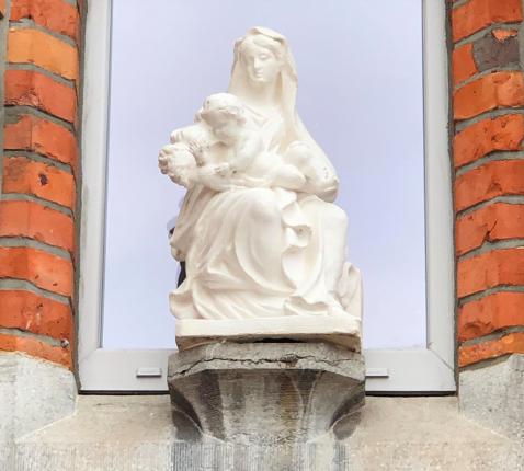 Mariabeeld boven nieuwe pastorie Kortemark © Federatie Krekedal Kortemark