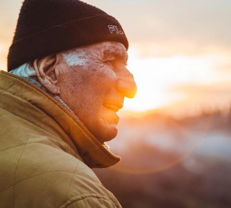 ‘Ook met woorden kun je iemand vasthouden. En met luisteren ernaar.’ © Unsplash