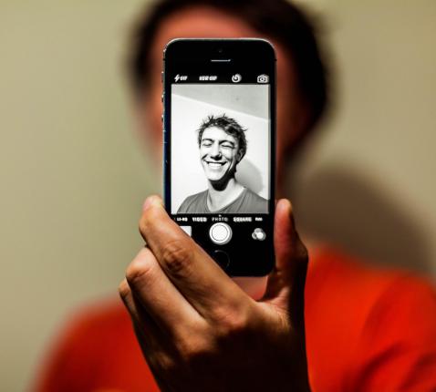 Technologie stelt gelovigen vandaag voor de vraag: wat met mijn privacy? Ben ik voldoende online met God? © Antoine Beauvillain on Unsplash