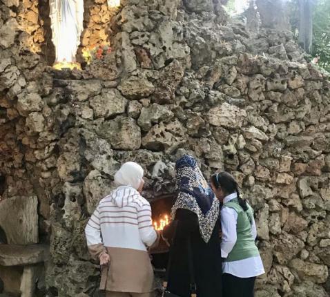 Islamitische vrouwen stromen na de mis toe bij de Mariagrot in Tanaïl (Libanon) om haar eer te bewijzen. © Benoit Lannoo