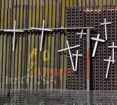 Ieder wit kruis staat voor een Zuid-Amerikaanse vluchteling die stierf langs de muur tussen Mexico en de VS. © Jonathan McIntosh