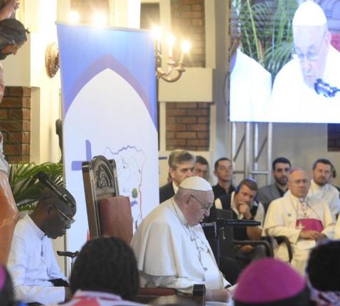 Franciscus tijdens de ontmoeting met slachtoffers van geweld in de nuntiatuur in Kinshasa © Vatican Media