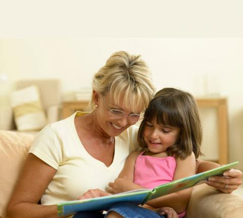 Samen met je kleinkind een prentenboek lezen © Canva Pro