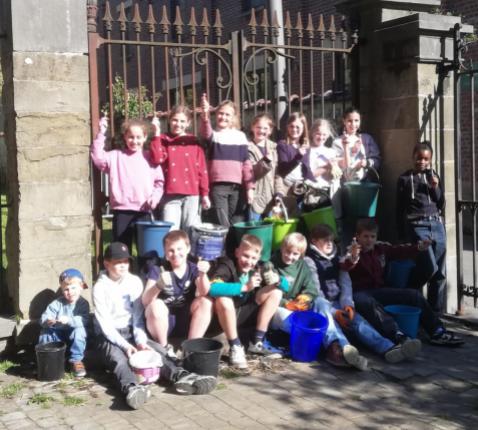 Onderhoud Ecotuin door vormselgroepje Ecokerk - Sint-Corneliusparochie Ninove - maart 2026 © Marina Schoukens