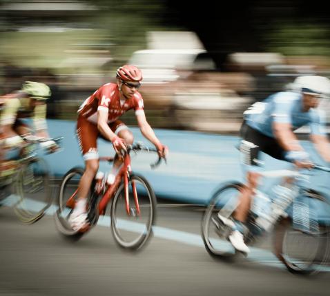 'Zowel voor de renner als voor de christen geldt, dat ze voortdurend op snelheid moeten blijven.'  © Unsplash / Paolo Candelo