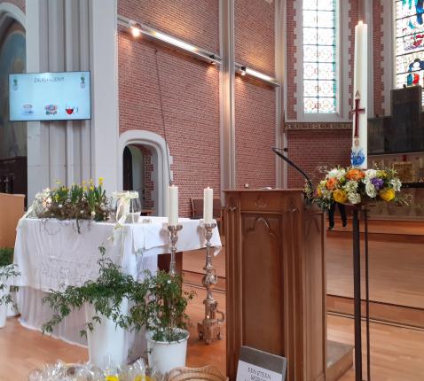 Het mooi versierde altaar © RvH