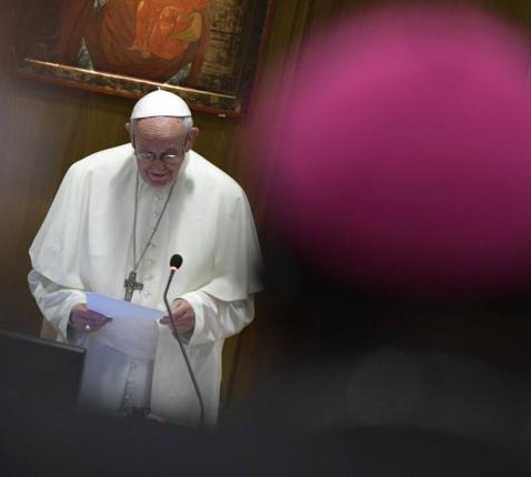 Paus Franciscus spreekt de bisschoppensynode over jongeren, geloof en roeping toe. © FB Synod 2018