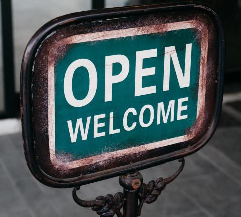 Het Clara-café opent zijn deuren voortaan elke tweede zondag van de maand. © Pexels.com, foto Markus Winkler
