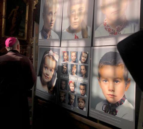 Op grote posters in de kerk van Lviv vragen kinderen aan hun dode vaders: 'Kom terug!' 