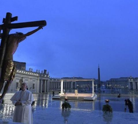 De historische beelden van paus Franciscus op het Sint-Pietersplein op 27 maart 2020 © Vatican Media