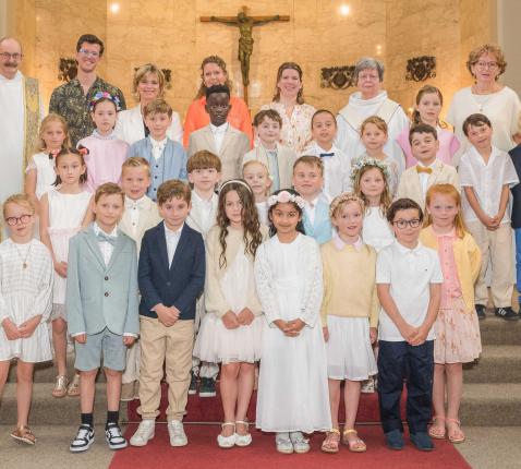 een groepsfoto: de 25 kinderen, pastoor Ronald, Mia en de hele ploeg van OLV Pulhof © Sandra Janssen en Wim Duysburgh