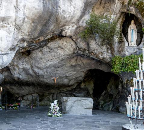 O.L.Vrouw vaqn Lourdes © https://www.lourdes-france.com/