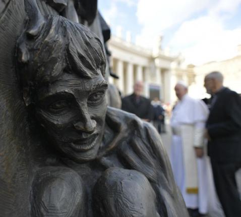 Paus Franciscus onthulde het beeld Angels Unawares van Timothy Schmalz © Vatican Media