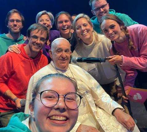 Een groep jongeren neemt een selfie met paus Franciscus op het jeugdfestival ‘Hope Happening’ in Brussel © Kamino