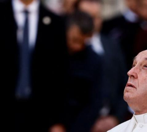Paus Franciscus vertrouwde de zorgen van de inwoners van Rome en van de wereld toe aan Maria © Vatican Media