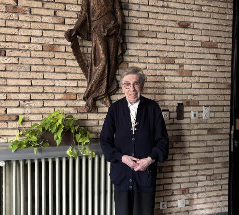 ZUSTER WALBURGA VIERT HAAR 100STE VERJAARDAG © © Gino Grenson