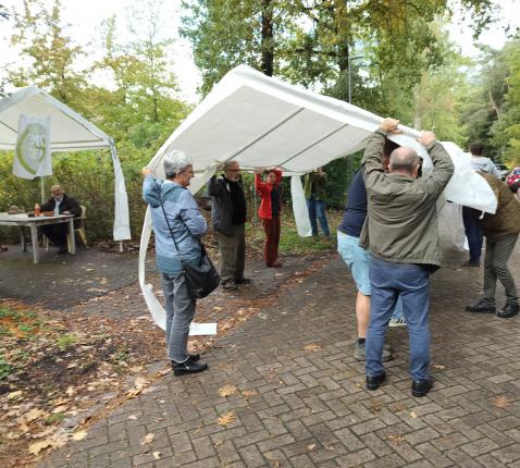 opstellen tent familiedag ecokerk honingraat 2025 © rr