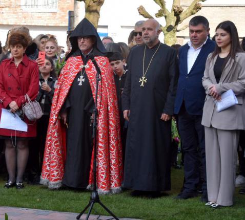 Zegening van het Armeens door een Armeense priester, in aanwezigheid van de Armeense ambassadrice © Miepol De Roeck
