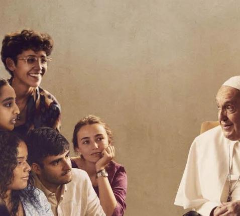 The Pope: Answers is een dialoog tussen paus Franciscus en tien jongeren. © Disney+