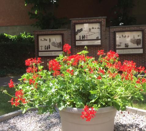 Ingang rosarium met 3 legenden © bedevaartsoord