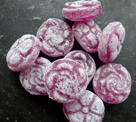 Violettes de Liège, snoepjes in de vorm van viooltjes en met viooltjessmaak © CC Rebexho via Wikimedia Commons