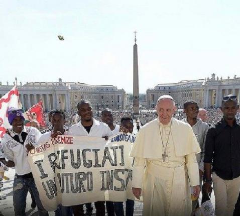 In zijn boodschap voor de Werelddag van de Migrant en de Vluchteling 2022 vraagt de paus om samen met de migranten en de vluchtelingen te bouwen aan de toekomst © VaticanMedia