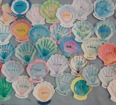 De vormelingen gaven kleur aan een doopschelp voor hun naamopgave. Dit jaar onder het thema “gedoopt met de heilige Geest”.-2 