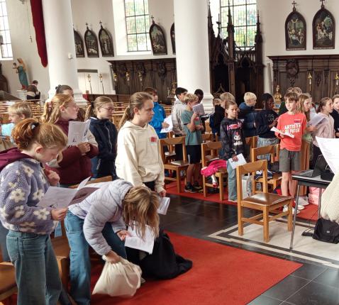 Vormelingendag: bezinning en zang bij Agnès, Sarah en Koen 