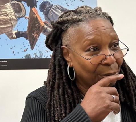 Whoopi Goldberg bij de fototentoonstelling 'Changes' in het Vaticaan. © Vatican News