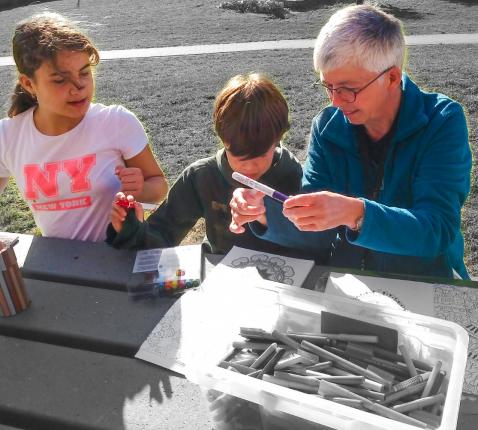 Zuster van Don Bosco Katia Catteau met enkele kinderen van het internaat van Wijnegem. 