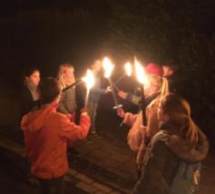 De vormelingen waren enthousiast tijdens de Fakkeltocht. 