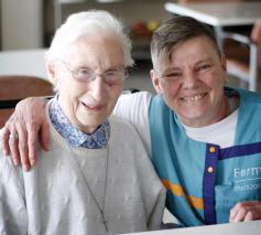 Zuster Lena en Betty van Ferm Thuiszorg. 'Ze kennen mij en zien mij graag. Daarom is werken hier zo leuk.' © Ferm Thuiszorg
