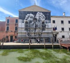 Een muurschildering van Maurizio Cattelan in de vrouwengevangenis van Giudecca, paviljoen van het Vaticaan op de Biënnale van Venetië 2024. © le curieux des arts