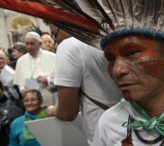 Heel wat Amerindiërs nemen deel aan de synode over de Amazone. © Osservatore Romano / Twitter