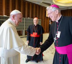 paus Franciscus, bisschop Van Looy en kardinaal Balisseri © Vatican