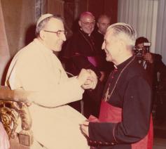 Kardinaal Leo Jozef Suenens noemde Johannes Paulus I in zijn memoires “een paus met verrassingen,  met een ongewone stijl” en “duidelijk van de school van Johannes XXIII”.  © Foto Felici