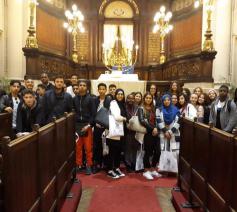 Scholieren van verschillende levensbeschouwingen samen in de Brusselse Grote Synagoge © Gledis Shabani - Sant'Egidio