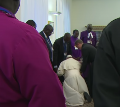 Paus Franciscus knielt om de voeten te kunnen kussen van een van de Zuid-Soedanese leiders © VaticanMedia