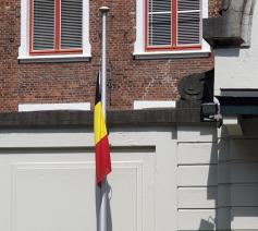 De vlag van het bisschopshuis hangt halfstok om de slachtoffers van de overstromingsramp te herdenken. © Jo Maes