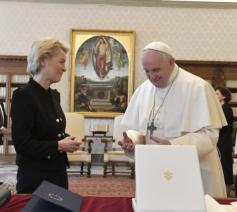 EU-Commissievoorzitter Ursula von der Leyen en paus Franciscus © VaticanMedia